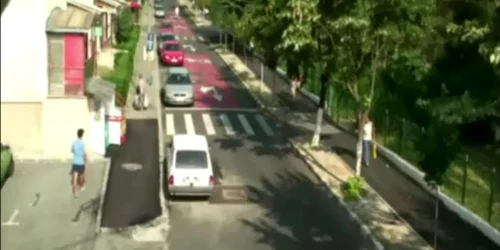 Tânărul în tricou albastru şi în pantaloni scurţi este cautat ca fiind suspectul care pipăie femeile pe stradă