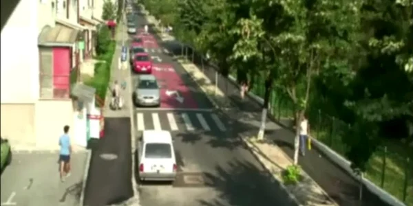 Tânărul în tricou albastru şi în pantaloni scurţi este cautat ca fiind suspectul care pipăie femeile pe stradă