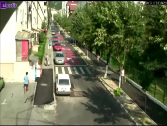 Tânărul în tricou albastru şi în pantaloni scurţi este cautat ca fiind suspectul care pipăie femeile pe stradă