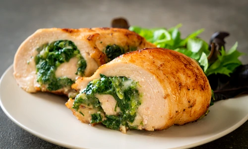 Piept de pui cu spanac  Sursa foto shutterstock 1880367337 jpg