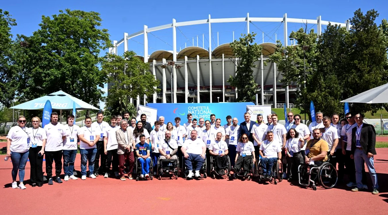 Sportivii paralimpici, în fața Arenei Naționale