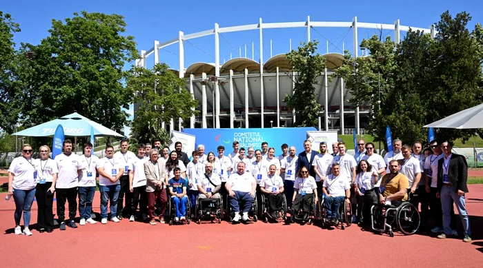 Sportivii paralimpici, în fața Arenei Naționale