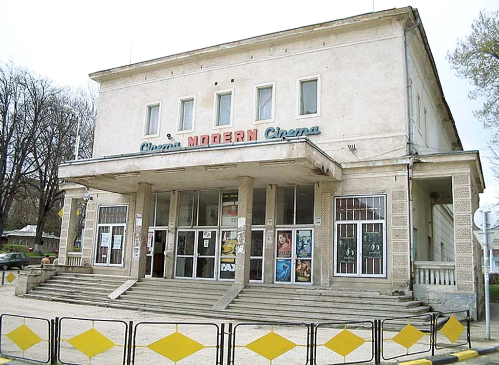 
    Aşa arăta cinematograful  Modern din Suceava înainte de a fi închis  