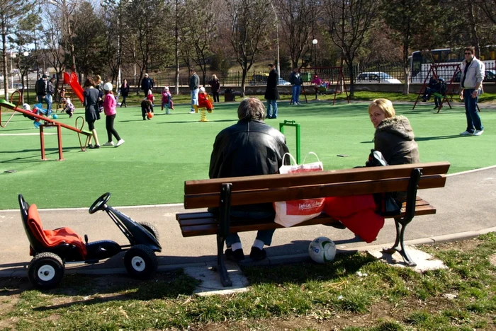 Hunedorenii au profitat de vremea frumoasă pentru a se relaxa în parc. D.G.