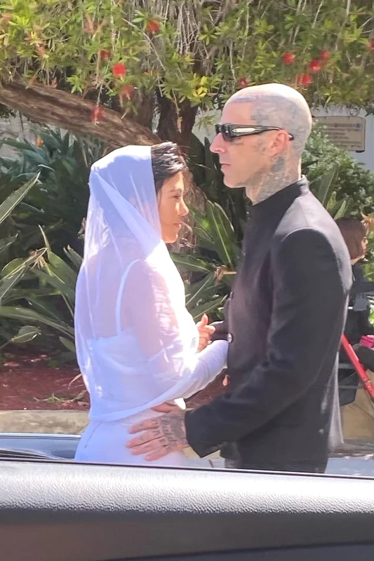 Kourtney Kardashian și Travis Barker s au căsătorit jpg