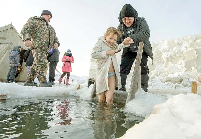 O altă fetiţă din Rusia intră în râul Ob. Temperatura de afară era de -30 de grade Celsius