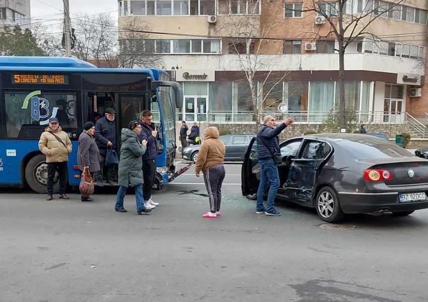 Șapte pasageri ai unui autobuz, răniți în urma unui accident rutier în municipiul Buzău VIDEO