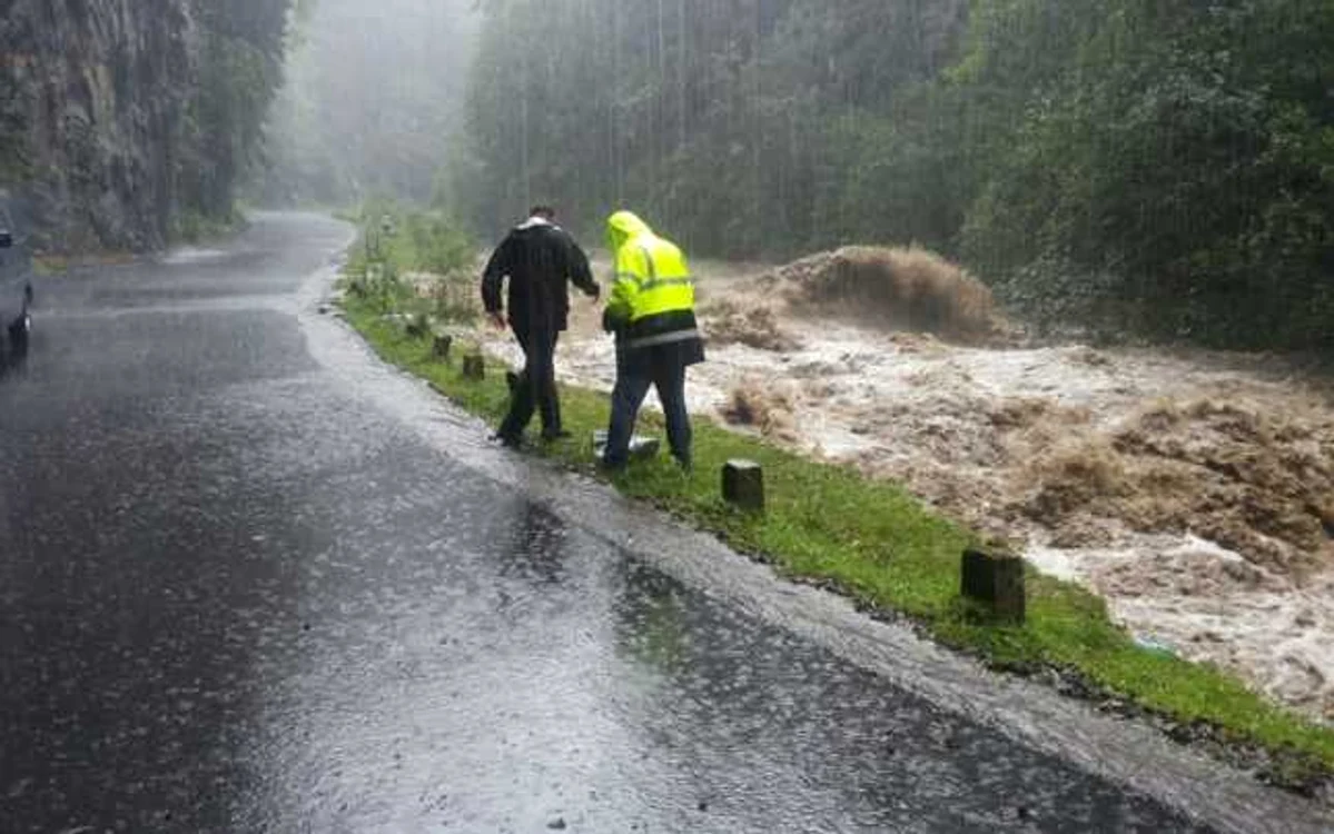 Râul Jieţ a depăşit cotele de atenţie cu 35 de centimetri. FOTO: Costel Avram.