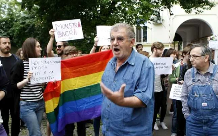 Actorul Florin Zamfirescu, fost rector al UNATC, a fost primit de studenţii care-l susţin pe Andrei Rus, cu huiduieli. FOTO Eduard Enea