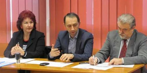 Primarul Alin Nica a semnat proiectele de finanţare ale profesorilor