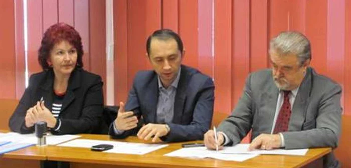 Primarul Alin Nica a semnat proiectele depuse de profesorii din Dudeştii Noi