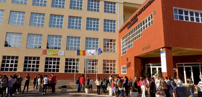 Universitatea din Bacău a fost zguduită de mai multe scandaluri iar procurorii lucrează la un dosar de proporţii, în care sunt formulate acuzaţii grave la adresa universitarilor care controlează instituţia