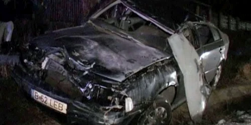 Maşina s-a izbit într-un cap de pod şi s-a răsturnat