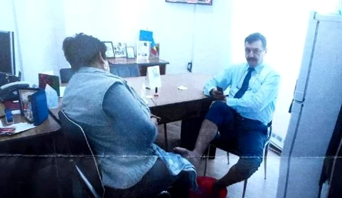 
    Directorul Marian Rotaru a pus femeia de serviciu să îi facă pedichiuraFoto: scandaldegorj.ro  