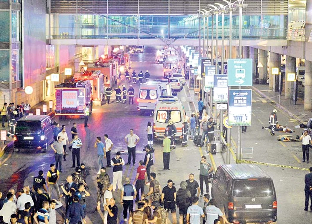 La sfârşitul lui iunie a avut loc  un atentat pe aeroportul din   Istanbul. Săptămâna trecută  vecinii turci au trecut din nou  prin gloanţe, după o  lovitură de stat eşuată