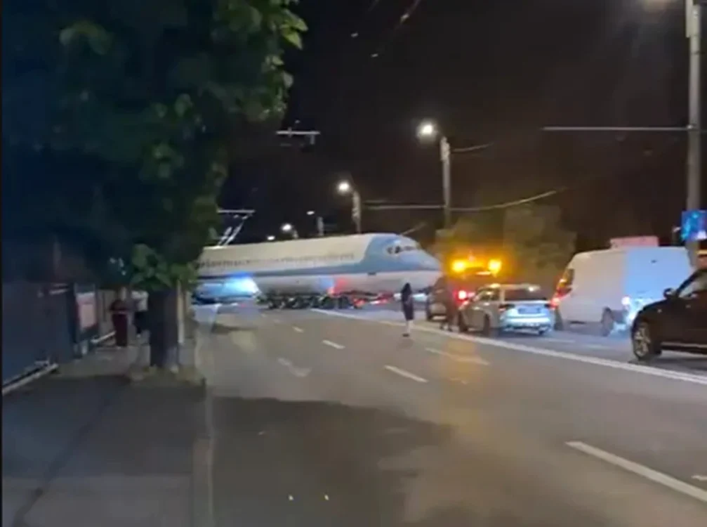 Avion pe o stradă din Cluj. Foto: Știri de Cluj
