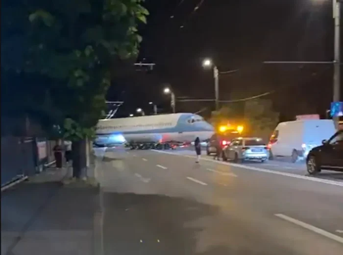 Avion pe o stradă din Cluj. Foto: Știri de Cluj