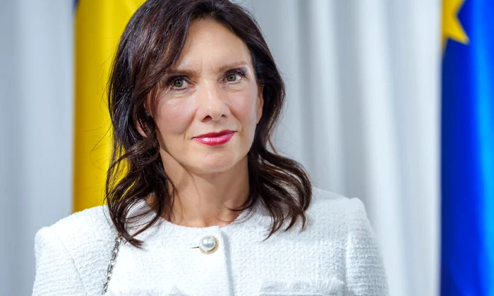 Carmen Iohannis in alb la Seul la intalnirea cu comunitatea romaneasca   Administratia Prezidentiala (1) jpg