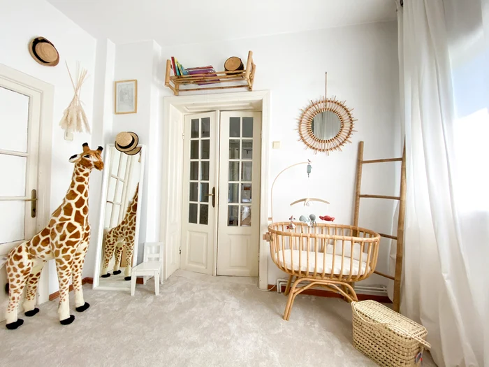 Decorul este completat de o girafă uriașă din pluș