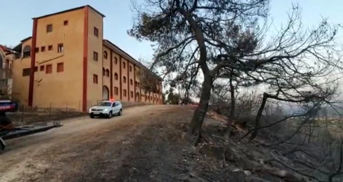 
    Imaginea din dronă arată cum totul a ars în jurul Mănăstirii Sfântul Ilie, mai puțin ea. Deși a fost înconjurată de foc Fotografii: IGSU  