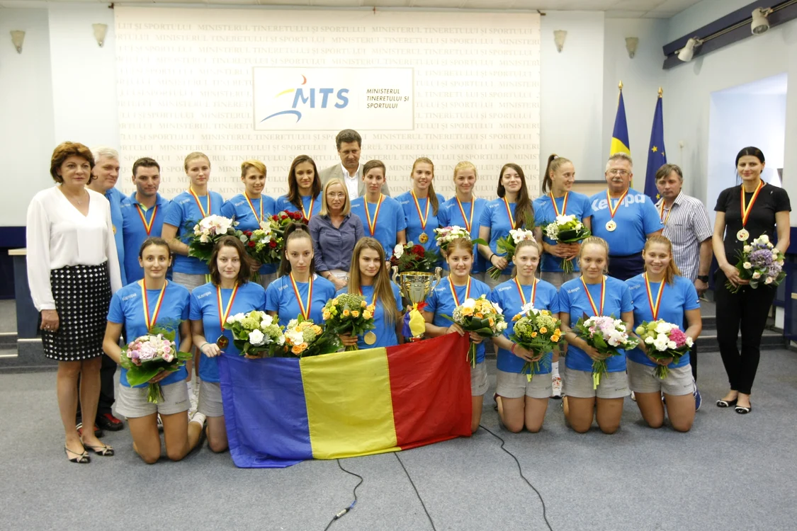 Fetele n-au uitat să se fotografieze cu tricolorul