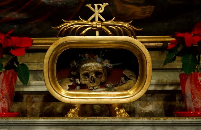 Moaştele Sfântului Valentin se află la Roma, înconjurate de flori şi bileţele cu mesaje de dragoste