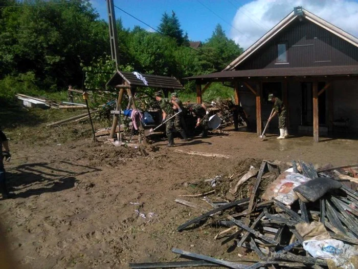 Militarii au intervenit în judeţele Alba şi BuzăuFoto: Nicolae Ionel Ciuca / Facebook