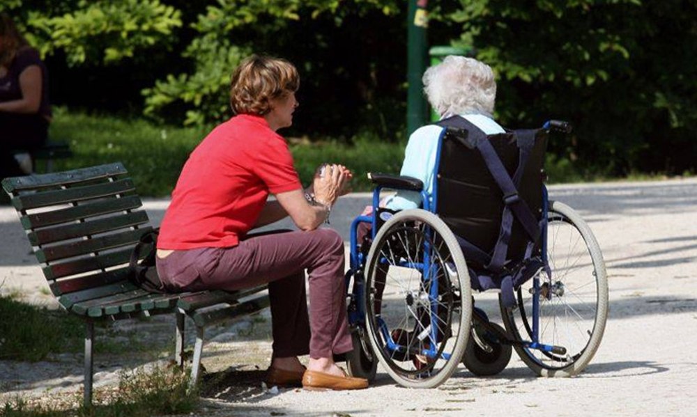 O badantă româncă i-a rănit pe bătrânii din Toscana pe care trebuia să-i îngrijească