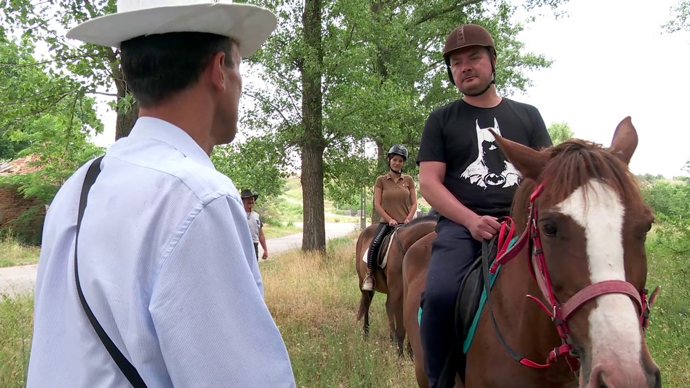 Terapie antistres prin călărie. Instructorul de echitație, sfătuitor pentru o călătorie sigură prin hățișuri VIDEO