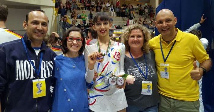 Daria Alexandra Matei împreună cu familia şi antrenorii FOTO Arhiva familiei
