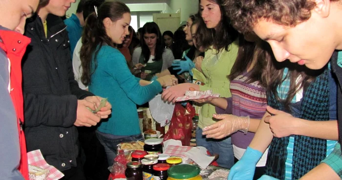 Elevii s-au înghesuit pentru a cumpăra alimente bio
