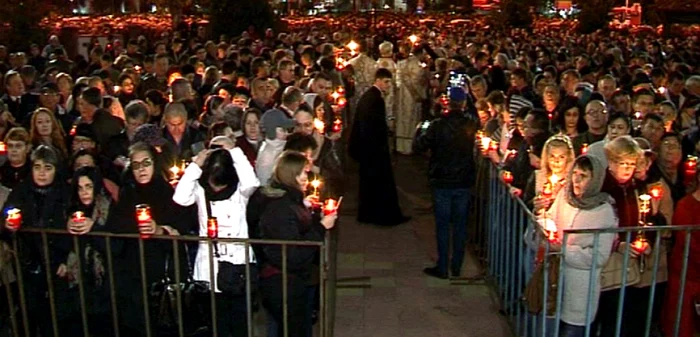 Credincioşii au aşteptat în faţa Catedralei lumina Foto Iulian Bunilă