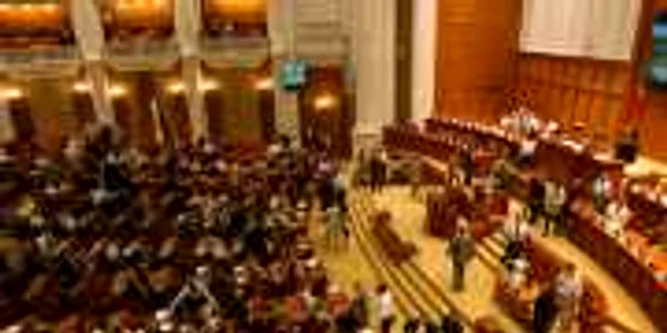 Deputaţii îi cer lui Emil Boc explicaţii la Ordonanţa ajutoarelor de încălzire