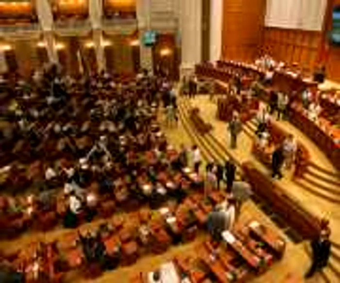 Deputaţii îi cer lui Emil Boc explicaţii la Ordonanţa ajutoarelor de încălzire