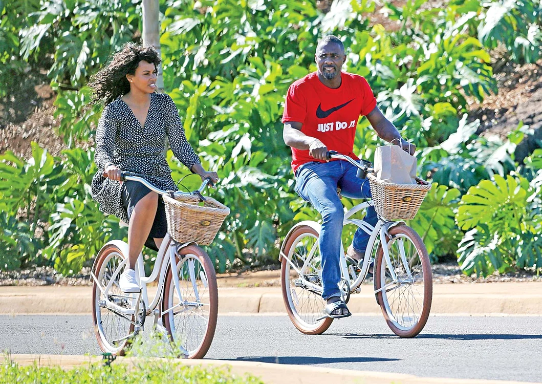 Idris Elba şi iubita, Sabrina Dhowre, fac curse pe două roţi în Hawaii