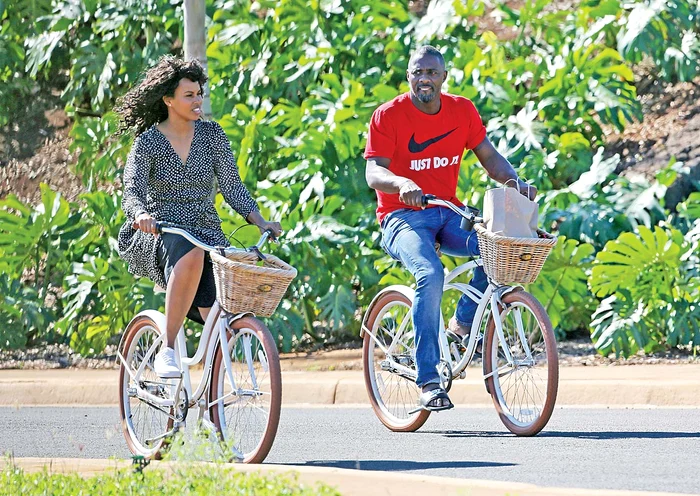 Idris Elba şi iubita, Sabrina Dhowre, fac curse pe două roţi în Hawaii