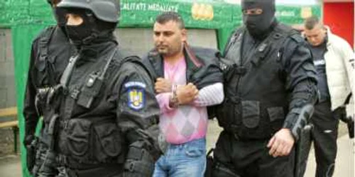 Radu Valter (centru), şeful reţelei care se ocupa cu proxenetismul, a fost ridicat ieri de la locuinţa sa