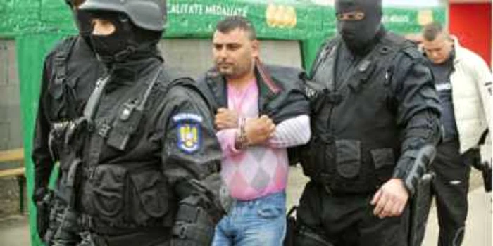 Radu Valter (centru), şeful reţelei care se ocupa cu proxenetismul, a fost ridicat ieri de la locuinţa sa