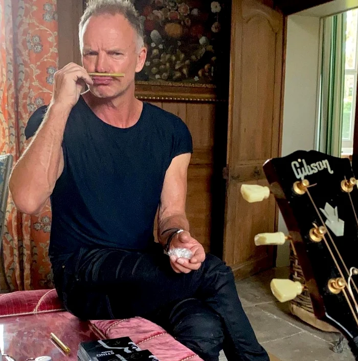 
    Sting, 69 de ani, a postat o fotografie de la el din birou, în timp ce miroase o țigară neaprinsăfoto: Instagram  