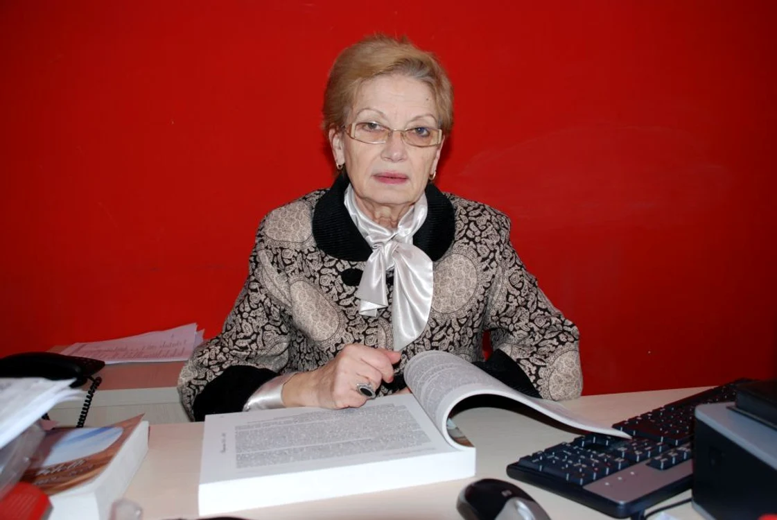 Veronica Dobrin citeşte cu plăcere din monografia Teatrului "Maria Filotti" (1949 - 2009) 