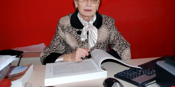 Veronica Dobrin citeşte cu plăcere din monografia Teatrului "Maria Filotti" (1949 - 2009) 