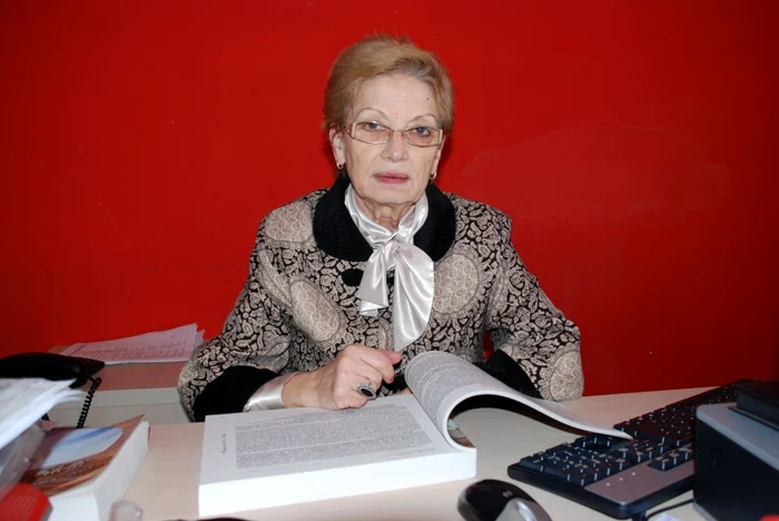 Veronica Dobrin citeşte cu plăcere din monografia Teatrului "Maria Filotti" (1949 - 2009) 