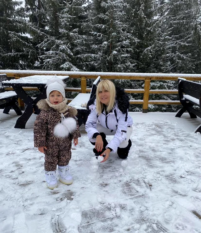 
    Elena Udrea a sosit recent din vacanța de iarnă pe care a petrecut-o la munte, alături de familieSursa foto: Facebook  
