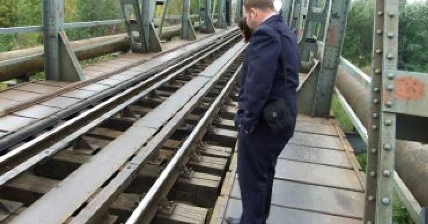 Satu Mare: Se caută o persoană cu piciorul tăiat de tren