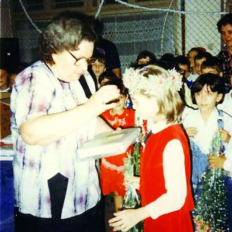 La şcoală, blonda era o fetiţă  tare silitoare...