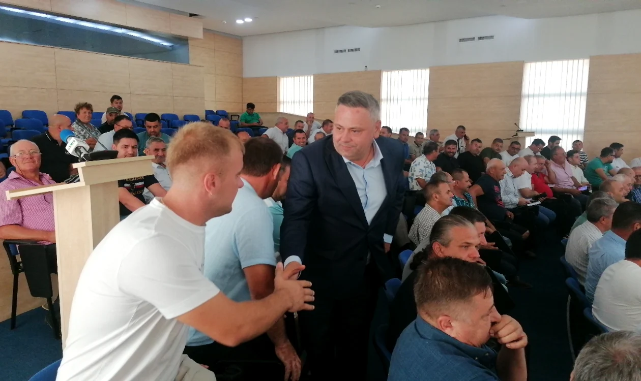 Ministrul Agriculturii s-a întâlnit cu fermierii afectați de secetă la Slatina FOTO: A.M.
