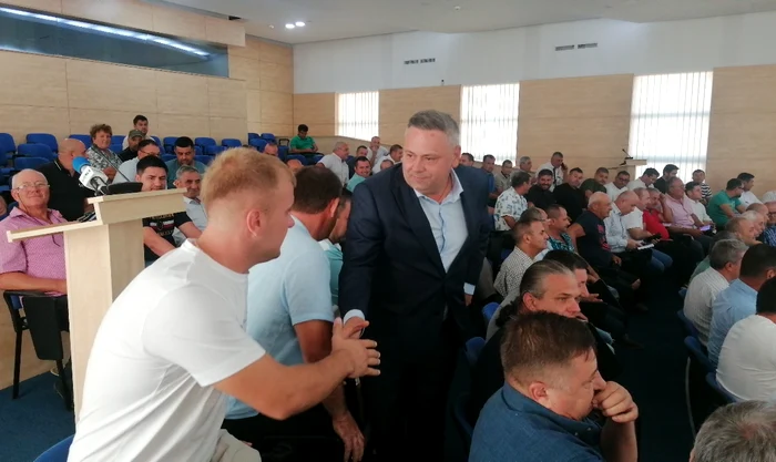 Ministrul Agriculturii s-a întâlnit cu fermierii afectați de secetă la Slatina FOTO: A.M.