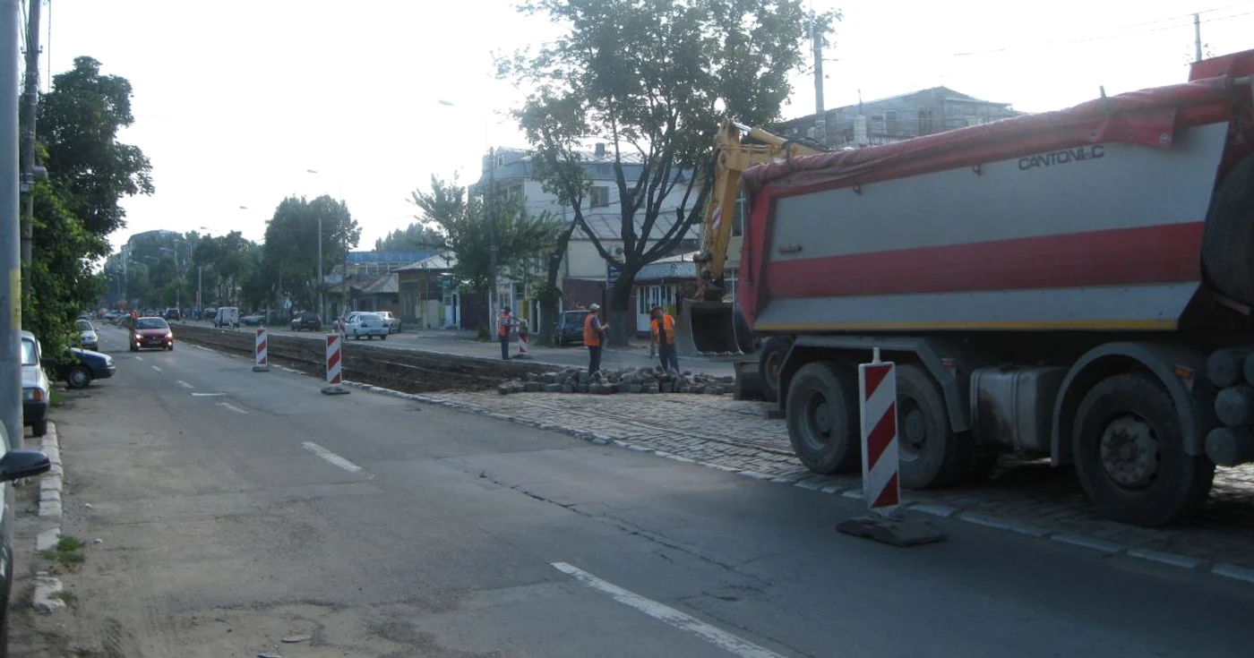 Muncitorii atacă zona dinspre Tineretului. FOTO: N.Butnaru