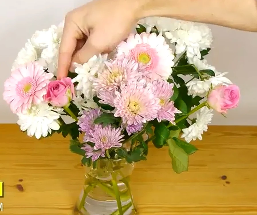 
    Florile se pun în vază fir cu fir   