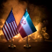 steagurile iranului si sua pe un fundal de flăcări foto shutterstock jpg